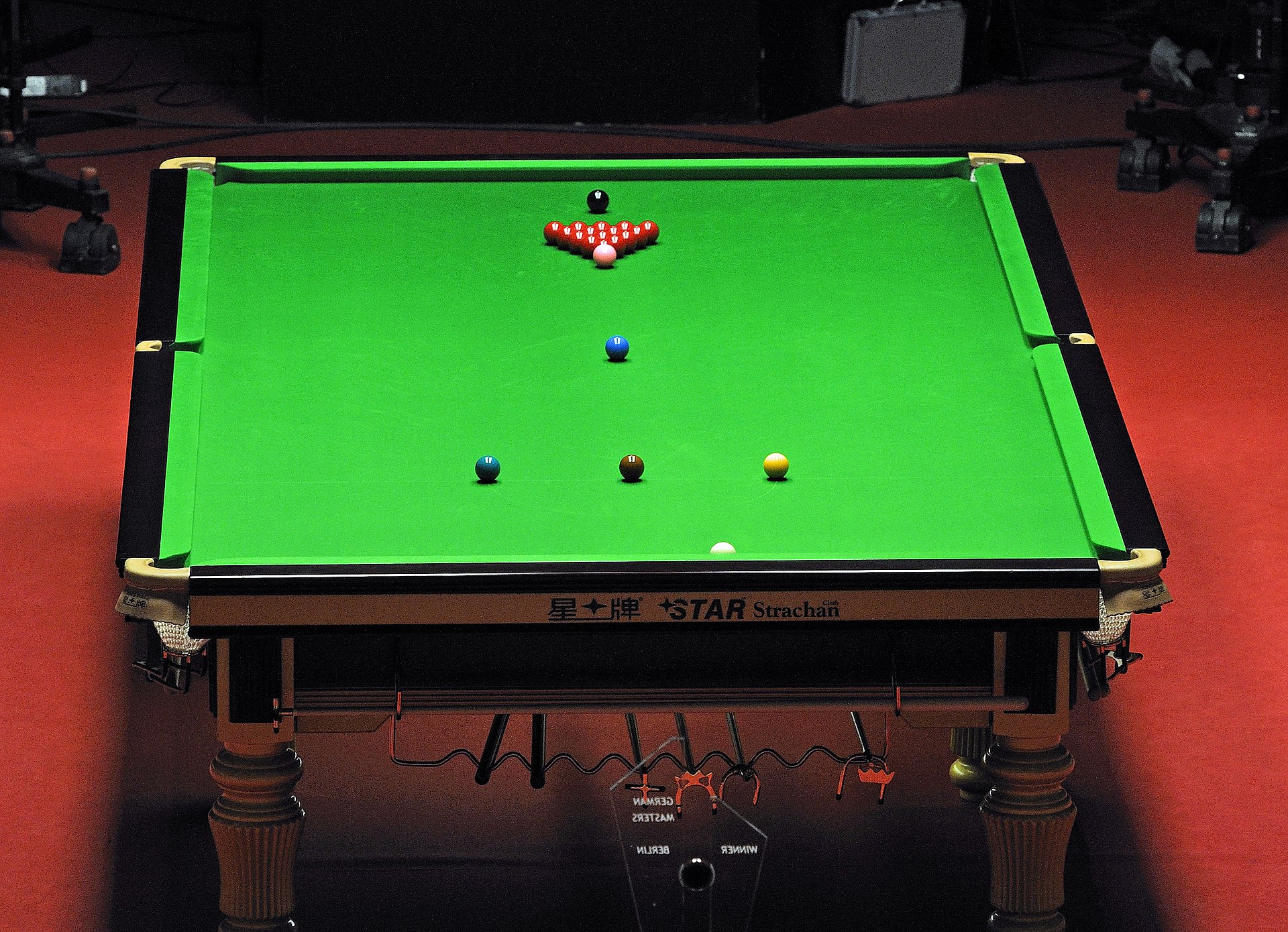 Snookerový stôl pripravený na hru v klubovom priestore.